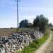 Strada Torre di Mizzo diventa sempre pi stretta mentre in lontananza scorgiamo un'altra antica dimora 